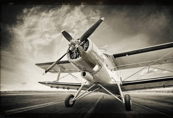 исторический самолет ждет взлета на взлетно-посадочной полосе
 - Фото, изображение