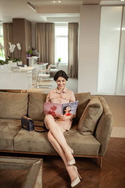 Kobieta interesu czytania magazynu podczas oczekiwania na chirurg plastyczny - Zdjęcie, obraz