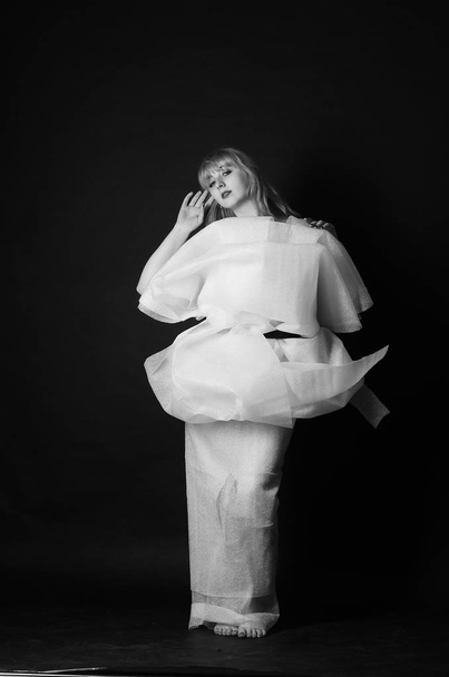 Молодая сексуальная женщина в платье
 - Фото, изображение