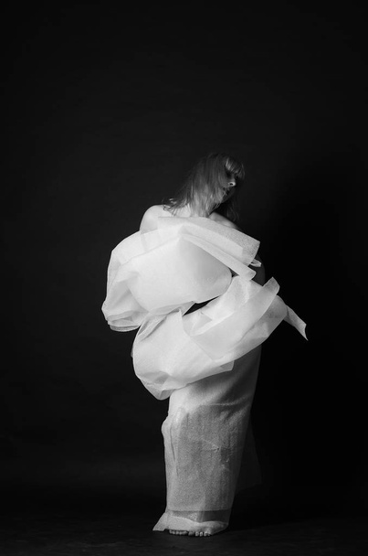 Молода сексуальна жінка в одязі
 - Фото, зображення