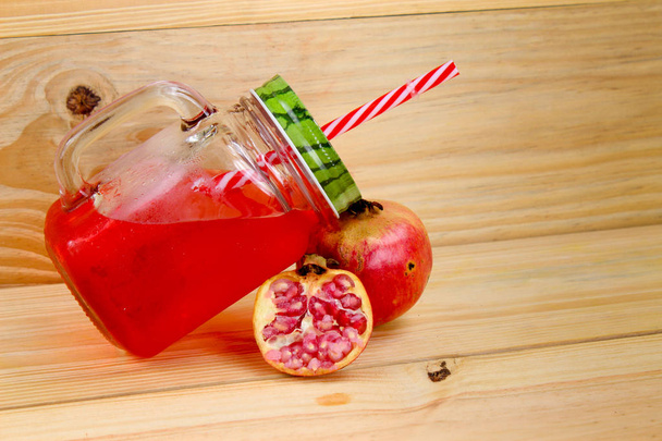赤いわら、赤い果実とヴィンテージメイソン瓶のザクロジュース. - 写真・画像