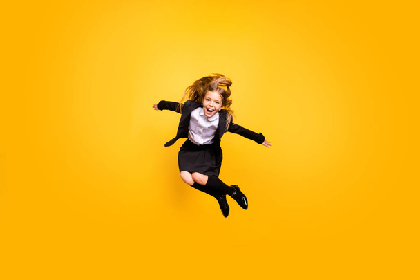 Foto de cuerpo completo de divertido niño funky riendo tienen tiempo libre aislado sobre fondo amarillo
 - Foto, imagen