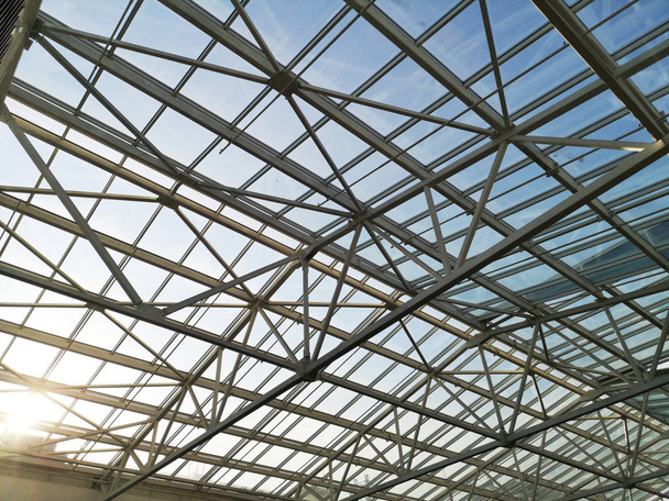 Торговий центр або аеропорт скляного даху. Архітектура та дизайн даху в стилі хай-тек. Сонце світить склянкою
 - Фото, зображення