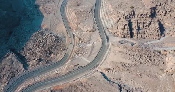 Strada di montagna deserta sul monte Jebel Jais negli Emirati Arabi Uniti vista aerea
 - Filmati, video