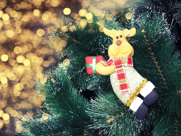 fondo de Navidad con decoración de ciervos en ramas de árbol en forma y ga
 - Foto, Imagen