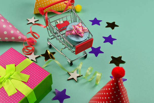 Birthday caps and a present, confetti on a green background. Spa - Foto, Bild