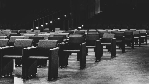 Vista prospettica selettiva verso il sedile vuoto del pubblico in una sala per spettacoli al coperto o cinema
 - Foto, immagini