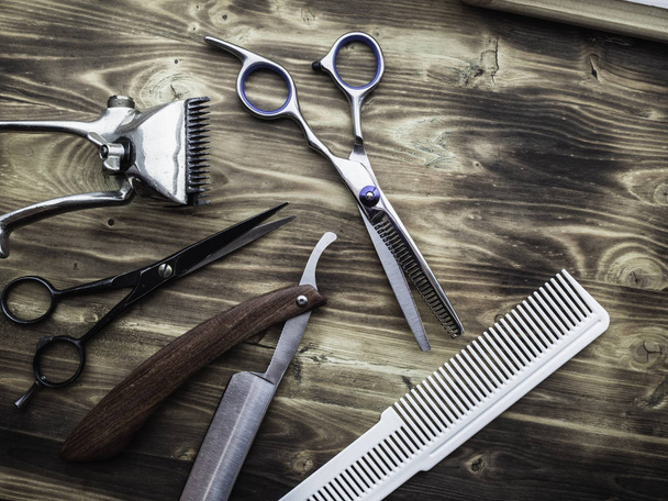 oude Rusty Barber Shop tools op hout achtergrond - Foto, afbeelding