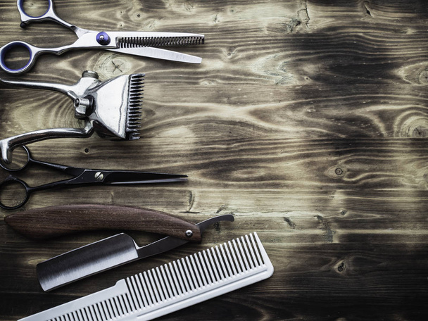 old rusty barber shop tools on wood background - Zdjęcie, obraz
