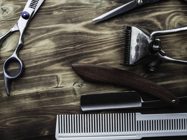 старые ржавые инструменты парикмахерской на деревянном фоне
 - Фото, изображение