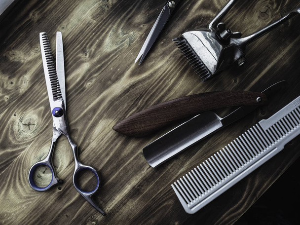 old rusty barber shop tools on wood background - Foto, Imagen