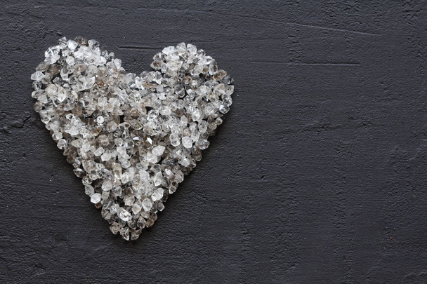 Szív a kövek, a szeretet. Fekete alapon gyémánt szétszórva. R - Fotó, kép