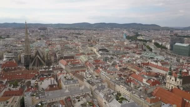 ウィーンの航空写真。オーストリア、ウィーンの大聖堂と都市景観都市。ウィーン市のスカイライン空中写真. - 映像、動画