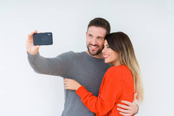 愛、キスしてハグ selfie 撮影、お互いに美しい若いカップル - 写真・画像