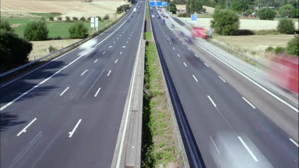 Upływ czasu gęstego ruchu na niemieckim autostradzie-wysoki kąt widzenia z mostu - Materiał filmowy, wideo