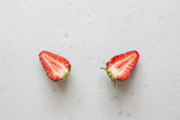 Dos mitades de fresas. Cortar fresas rojas hermosas en un
  - Foto, imagen