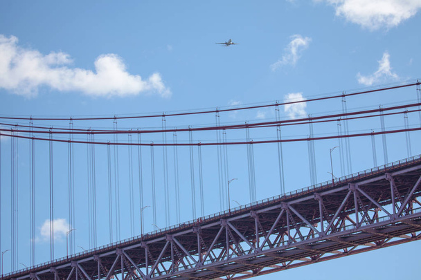 vliegtuig vliegt over de hangende brug - Foto, afbeelding