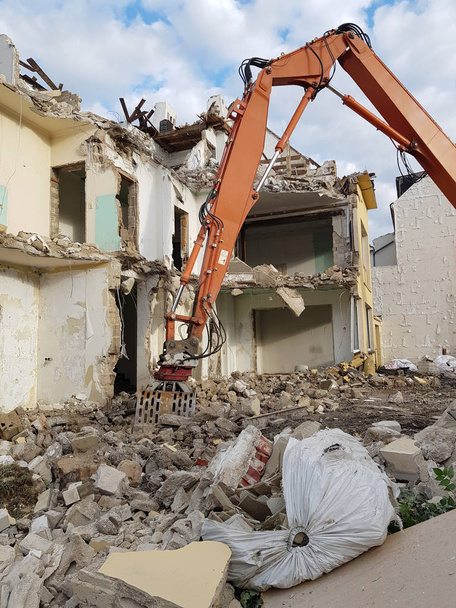 Desmantelamiento y daños de la antigua casa
 - Foto, Imagen
