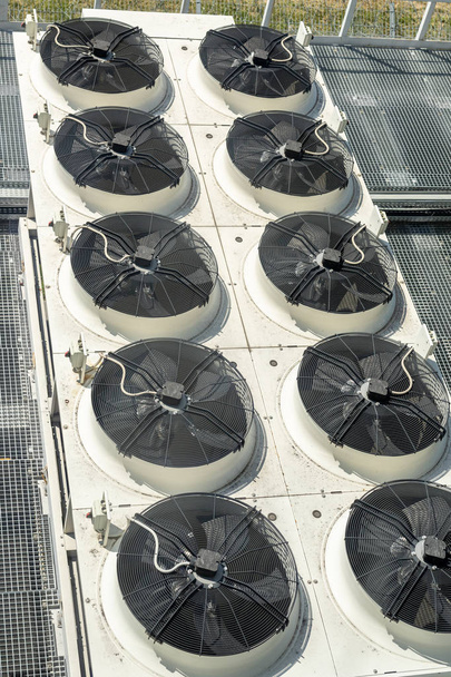 Система охолодження та кондиціонування повітря на даху великої промислової будівлі
 - Фото, зображення