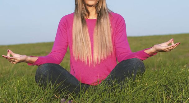 praktyka jogi i spokoju w o zachodzie słońca - Zdjęcie, obraz