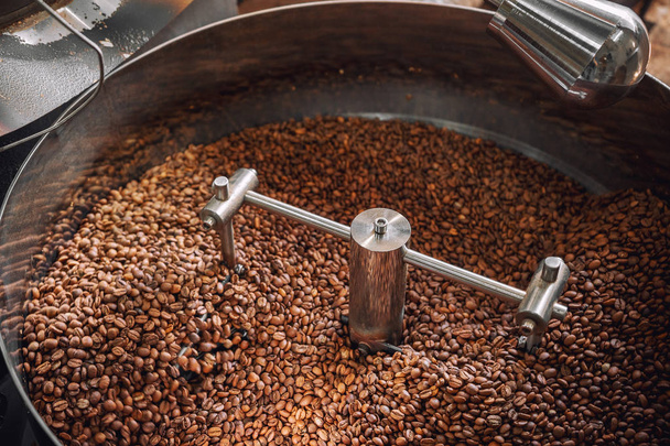 Freshly roasted coffee beans are cooled in the roaster. Coffee p - Foto, Imagem