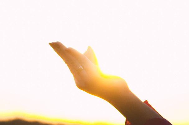 Contre-jour d'une femme faisant du yoga au coucher du soleil avec une chaleur ba
 - Photo, image