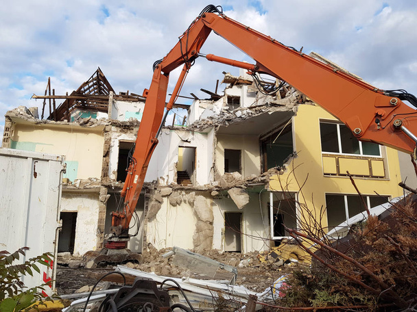 Демонтаж и повреждение старого дома
 - Фото, изображение