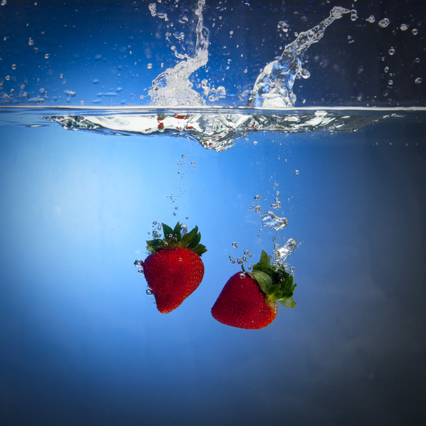Strawberry dropping underwater - Фото, зображення