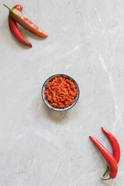 Tradycyjny Maghrebi Hot Chili Pepper sos wklej Harissa. Tunezja i Arabska kuchnia. Adjika gruzińska - Zdjęcie, obraz