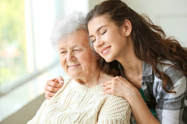 Starsza kobieta z wnuczką w domu opieki - Zdjęcie, obraz