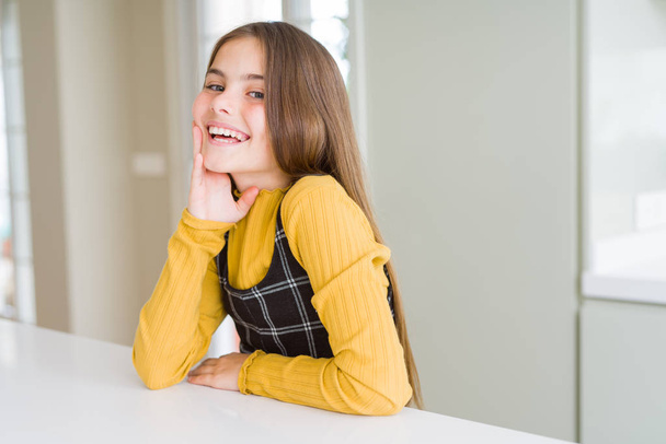 Όμορφη νεαρή κοπέλα παιδί χαμογελάει αυτοπεποίθηση και ενθουσιασμένος για την αρχή έκδοσης πιστοποιητικών - Φωτογραφία, εικόνα