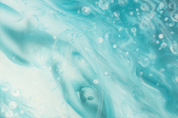 bajo la superficie del agua flotante cuerpo de mujer sexy con olas y burbujas
 - Foto, Imagen