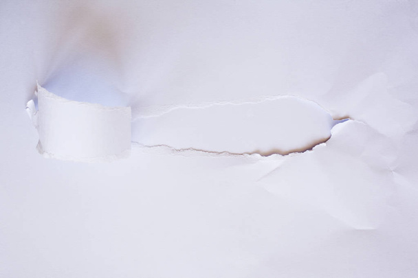 zerrissenes Papier auf weißem Hintergrund mit Clipping-Pfad. - Foto, Bild