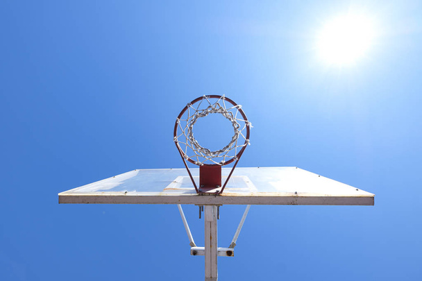 空の背景にバスケットボールのバスケット。下のビュー。スポーツの概念  - 写真・画像