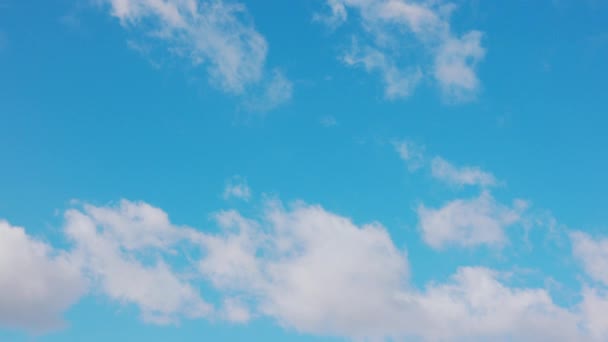 witte wolken in de blauwe lucht - Video