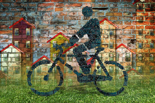 Человек, катающийся на велосипеде по зеленому ковру - концептуальное изображение против
 - Фото, изображение