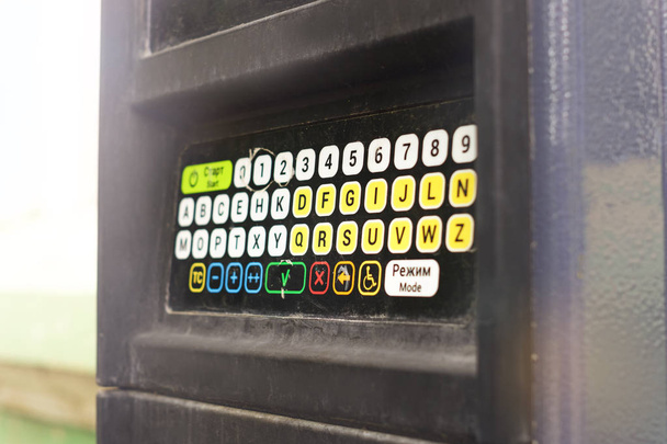 Parkeerautomaat met elektronische betaling in de straten van de stad - Foto, afbeelding
