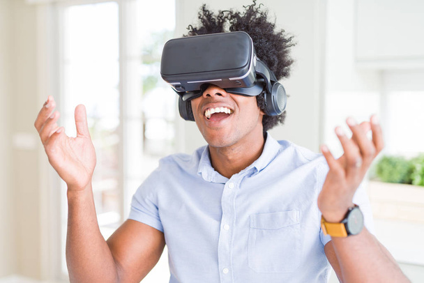 African amaerican man having fun playing with virtual reality gl - Фото, изображение