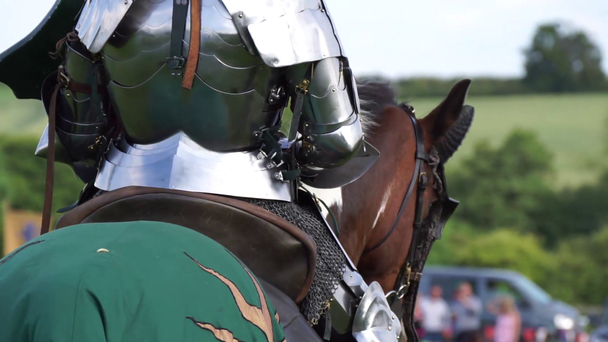 Gros plan de la main d'un chevalier tenant les rênes d'un cheval
 - Séquence, vidéo