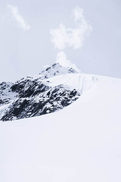 Snowed mountain summit and rocks in Himalaya - Zdjęcie, obraz