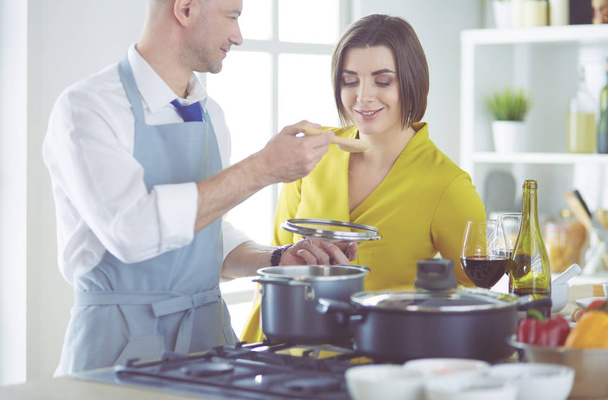 Пара приготовления пищи вместе на кухне дома - Фото, изображение