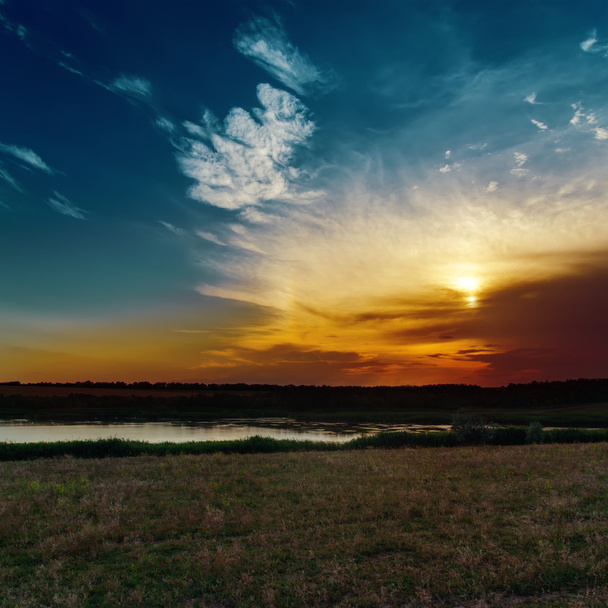 hyvä auringonlasku joen yli
 - Valokuva, kuva