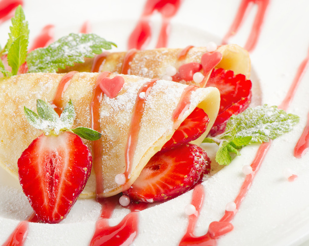 pancakes with strawberries - Фото, изображение