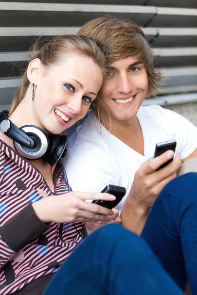 Teens with cellphones - Valokuva, kuva