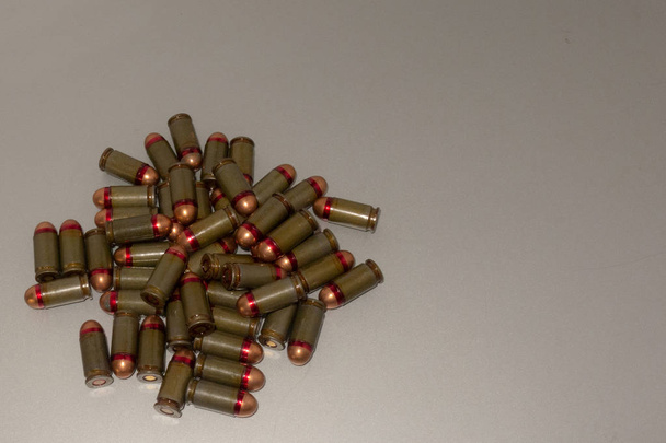 Cartridges bulk close-up afbeeldingen. Kogels in schelpen voor pistool zijn p - Foto, afbeelding