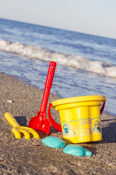 Детские игрушки на пляже. Шпатель, грабли, ведро и пресс-формы
. - Фото, изображение
