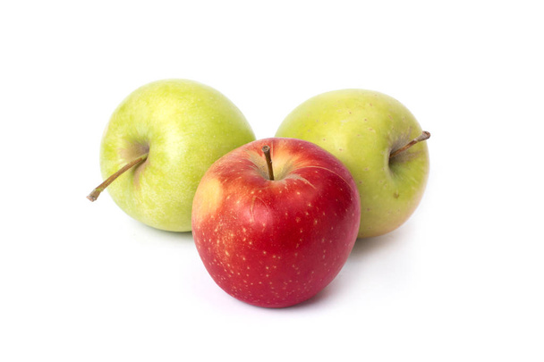 Rode en groene appels op een witte achtergrond. Groene en rode appels sappig op een geïsoleerde achtergrond. Een groep van drie rijpe appels met een witte achtergrond. - Foto, afbeelding