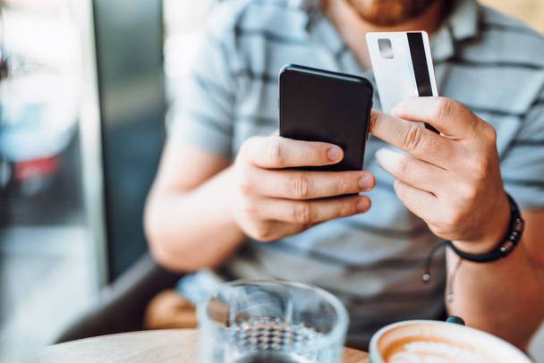 Zbliżenie informacji o człowieku za pomocą smartfona i karty kredytowej do zakupów online  - Zdjęcie, obraz