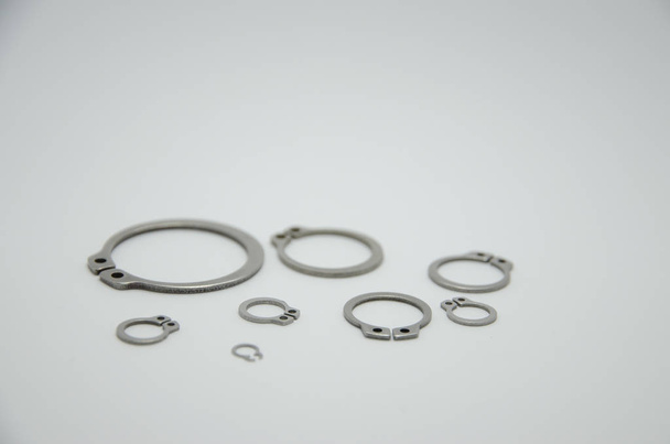 Цилиндры (удерживающие кольца) для валов din 471 din 472 внешние
 - Фото, изображение