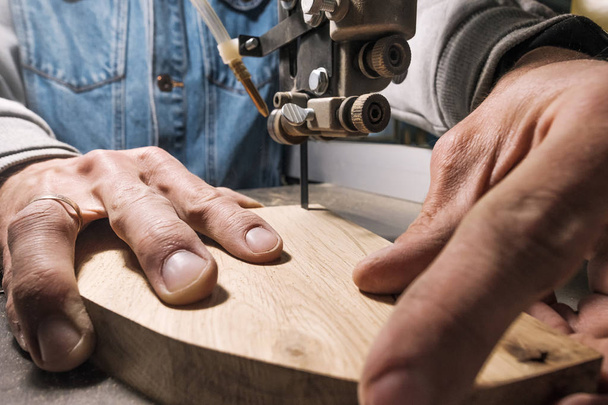 carpintero joven carpintero trabajando con rompecabezas eléctrico y madera. - Foto, Imagen
